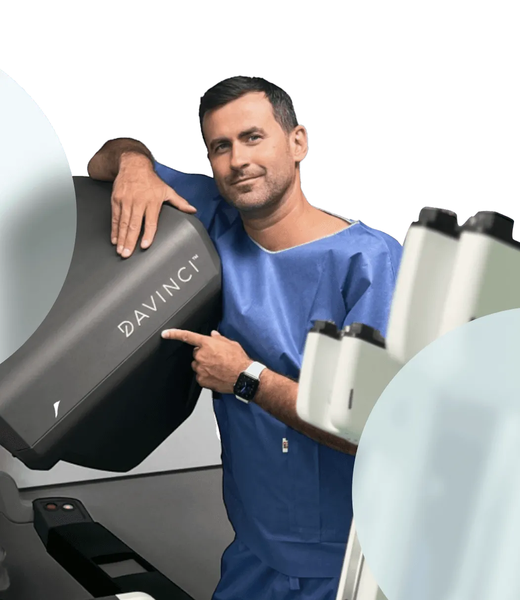MUDr. Viliam Kubas pri robotickom systéme da Vinci